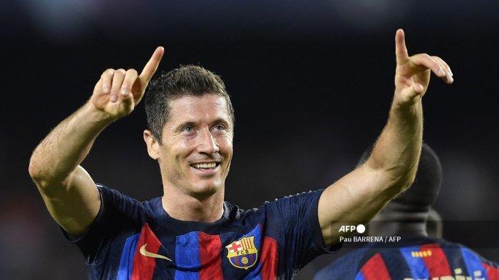 Pemain-depan-Barcelona-asal-Polandia-Robert-Lewandowski-merayakan-setelah-mencetak-gol-ketiga-timnya.jpg