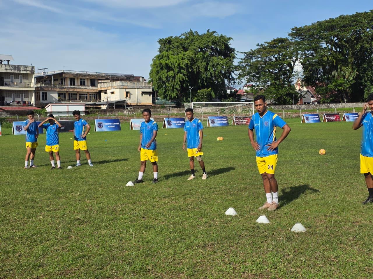Pemain-menjalani-pemanasan-bertahap-sebelum-masuk-ke-latihan-inti.jpg