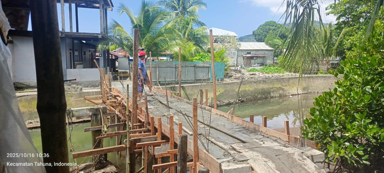 Pembangunan-jembatan-penghubung-antara-RT-11-dan-RT-03-di-Kelurahan-Tidore.jpg