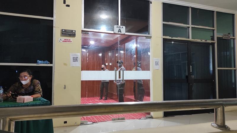 Pemilihan-Rektor-Unsrat-2022-2026-berlangsung-tertutup-di-Gedung-Rektorat-lantai-empat-DFHFDHDFH.jpg