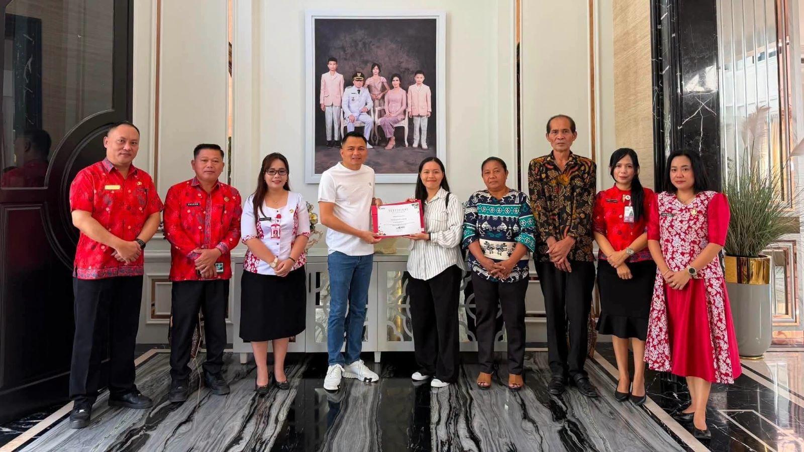 Bupati Mitra Lepas CPMI Sintia Gosal Berangkat Kerja di Jepang, Beri Wejangan - Tribunmanado.co.id