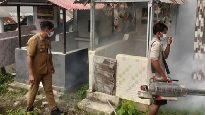 Pemkot-Manado-melakukan-fogging-untuk-memberantas-nyamuk-Aedes-Aegypti-DBD.jpg
