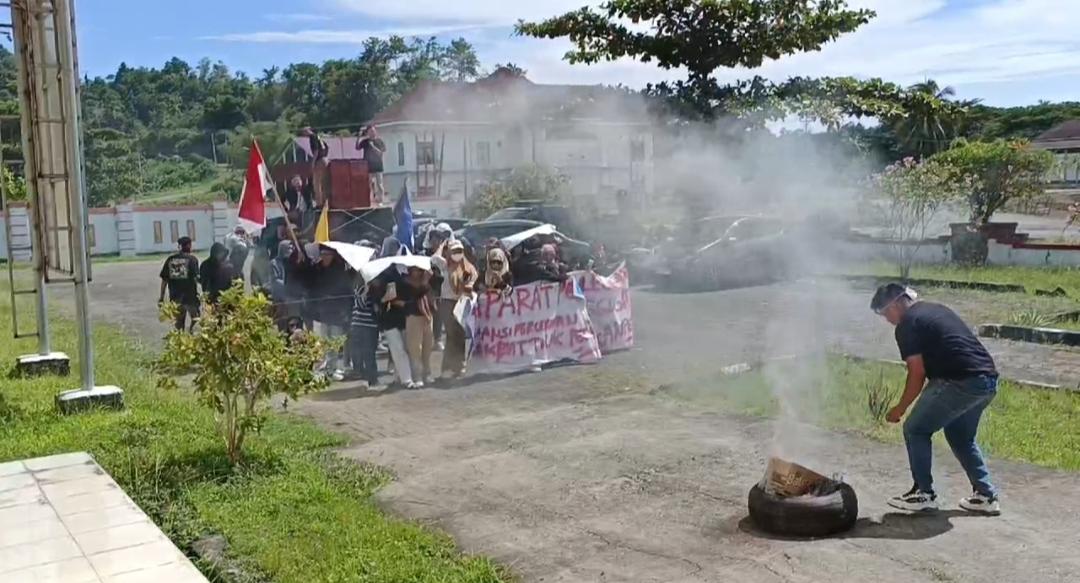 Pemuda-Tobayagan-yang-membakar-ban-didepan-DPRD-Bolshkhkhjk.jpg