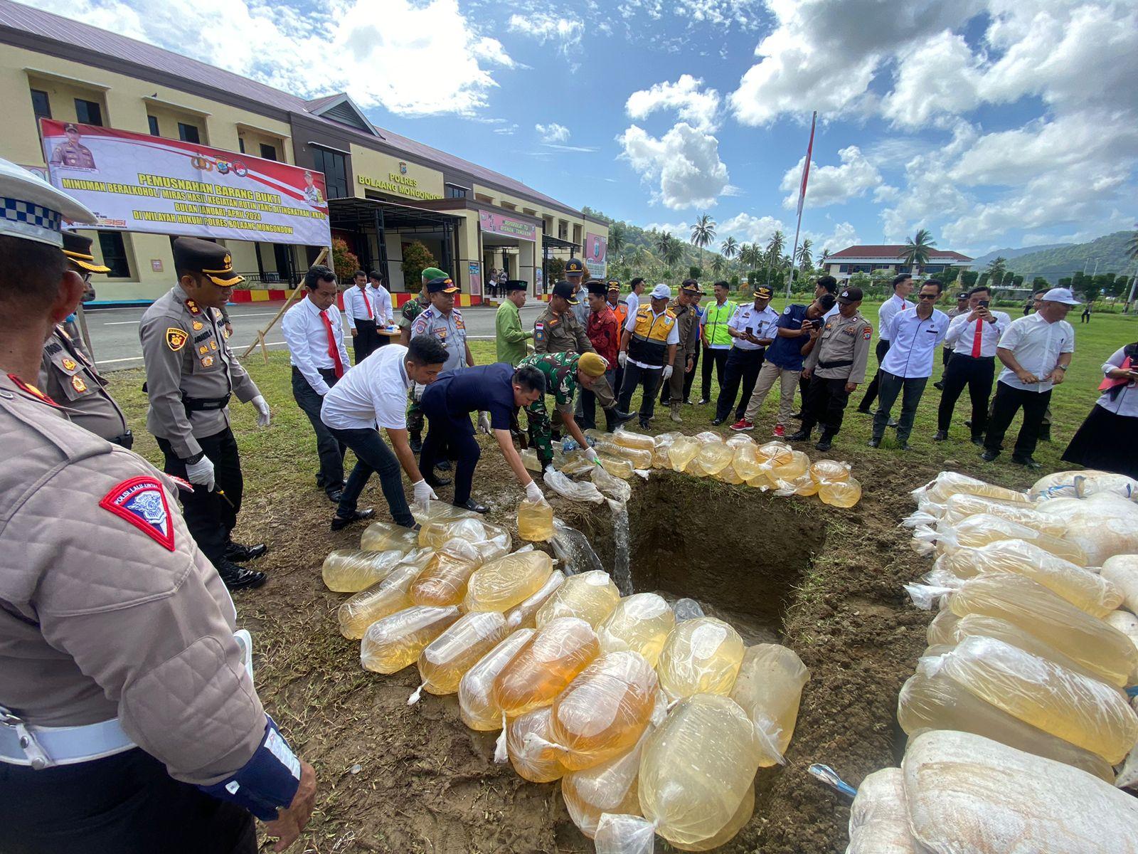 Kapolres Bolmong AKBP Arianto Salkery Musnahkan Ribuan Liter Minuman Keras