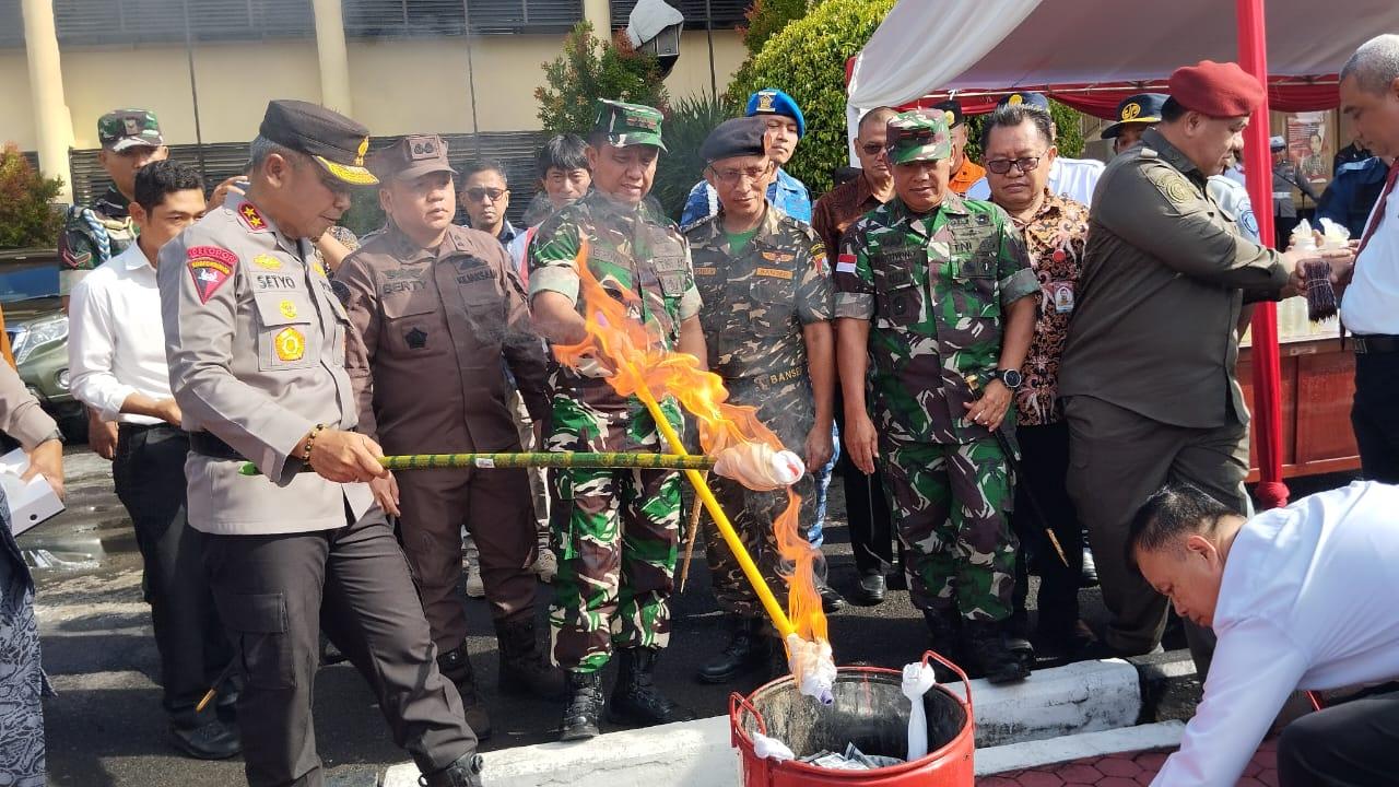 Ditresnarkoba Polda Sulut Musnahkan 33 Gram Sabu dan 11.000 Butir Obat Keras