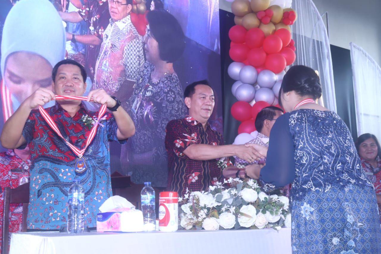 Caroll Senduk Semangati Lulusan SMA Negeri 1 Tomohon Sulawesi Utara : Jadi Agen Perubahan