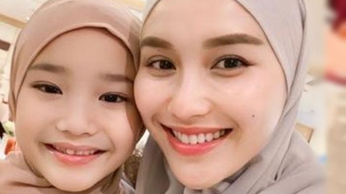 Sambut Ramadan 2023 Ayu Ting Ting Kompak Tampil Berhijab Bareng Bilqis, Banjir Pujian