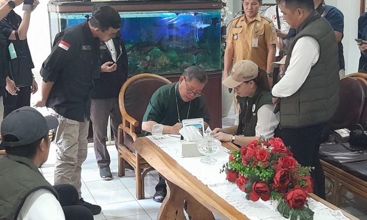 Uskup Manado Sulawesi Utara Rolly Untu Didata Pantarlih untuk Pilkada 2024