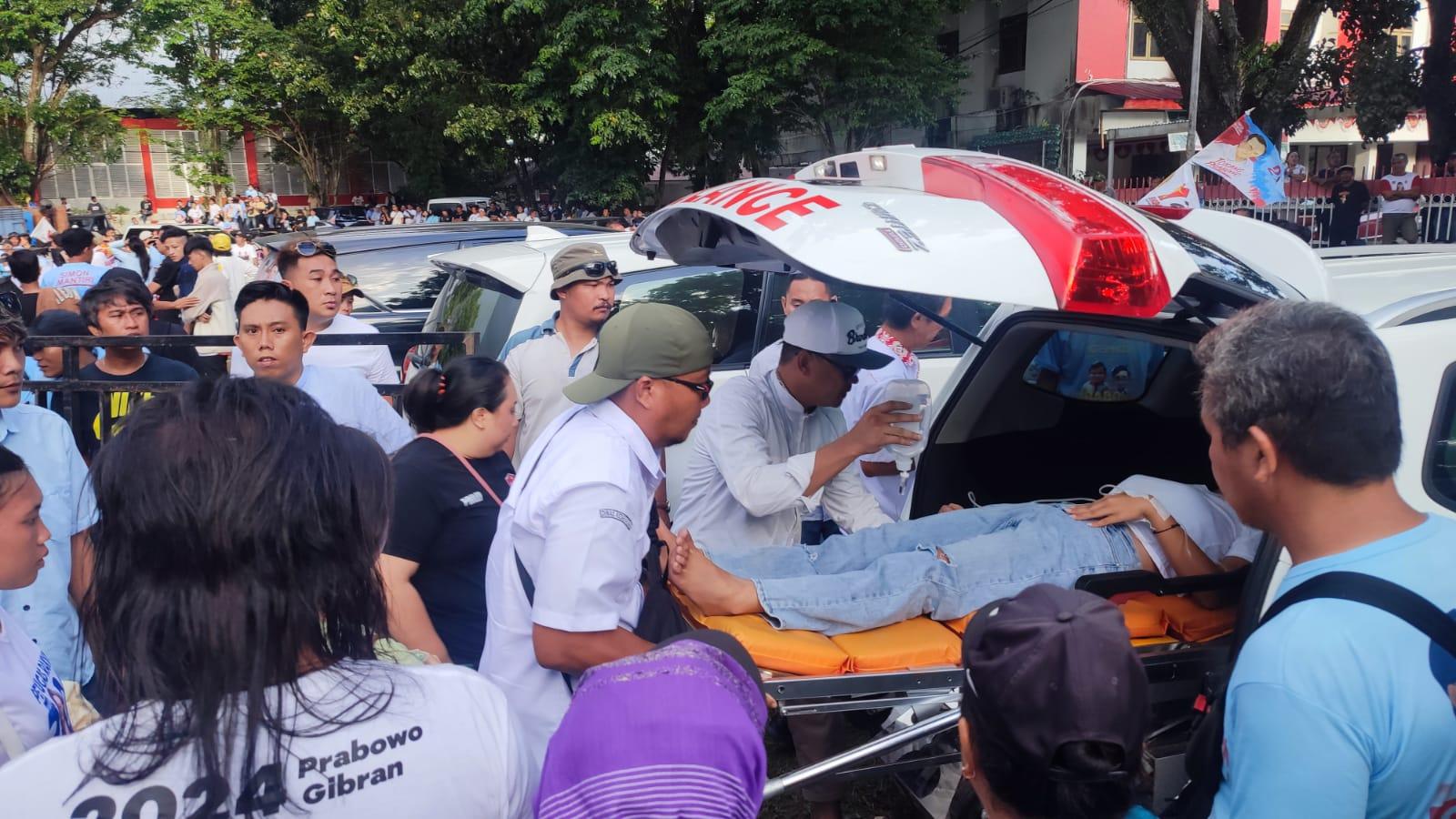 Pendukung-Prabowo-Subianto-yang-pingsan-dievakuasi-ke-mobil-ambulance.jpg