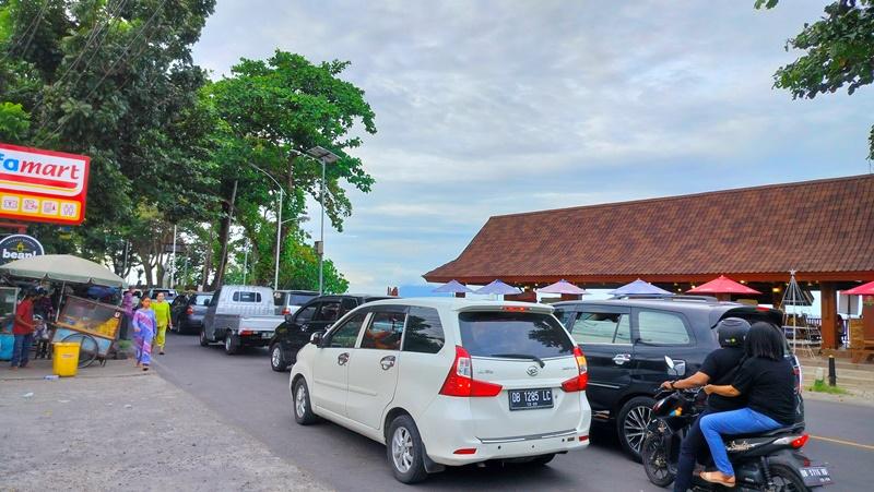 Pengunjung Membludak, Kemacetan Panjang Terjadi di Jalan Menuju Malalayang Beach Walk Manado