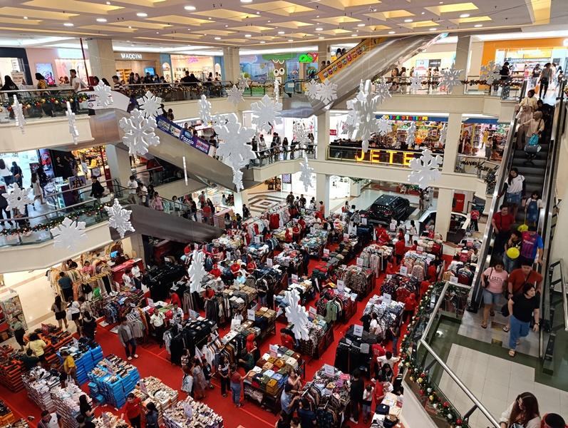 Pengunjung-membludak-di-Megamall-Manado-beberapa-harghgfh.jpg