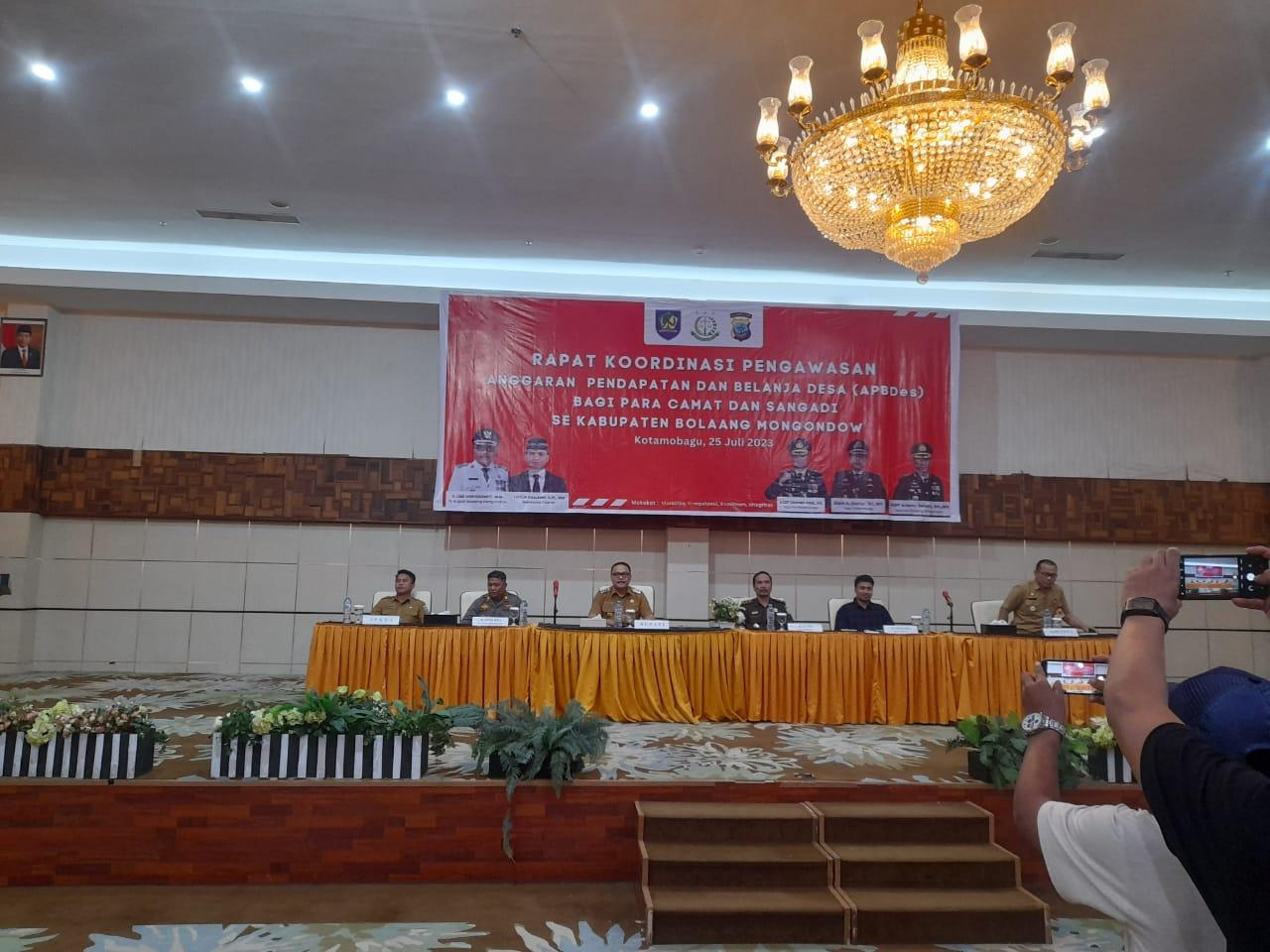 Didampingi Sekda Bolmong Tahlis Gallang, Limi Mokodompit Hadiri Rakor Pengawasan APBDes