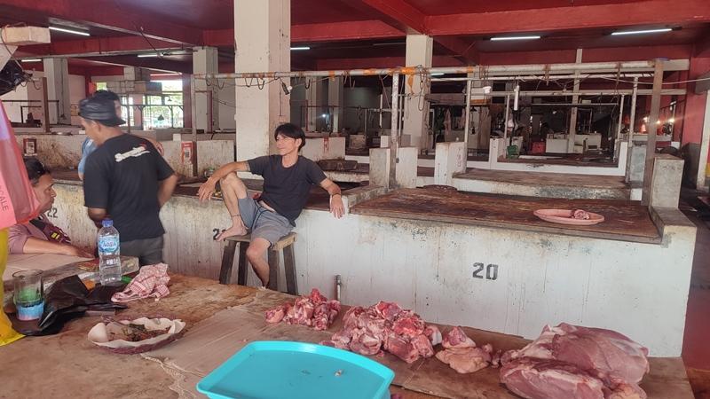 Penjual-daging-babi-di-Pasar-Bersehati-Manadofggfju789jghhj.jpg