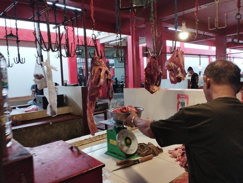 Jelang Hari Raya Kurban, Harga Daging Sapi di Pasar Bersehati Manado Masih Stabil