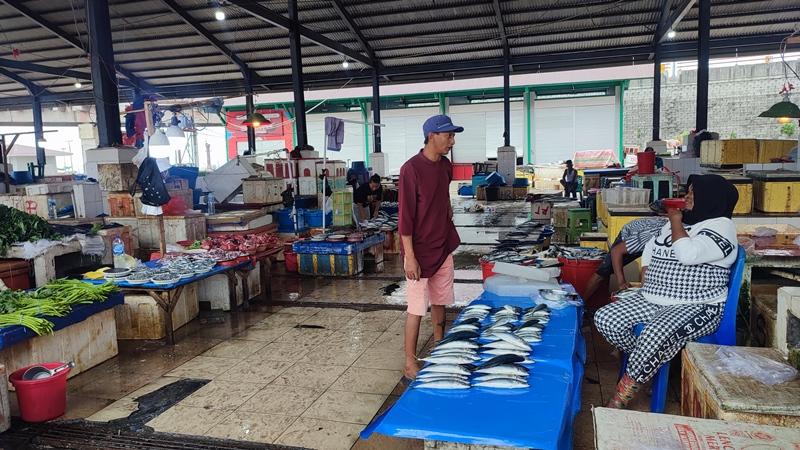 Penjual-ikan-di-Pasar-Bersehati-Manado-Sulawesi-Utara-Sabtu-2242023jhgjg.jpg