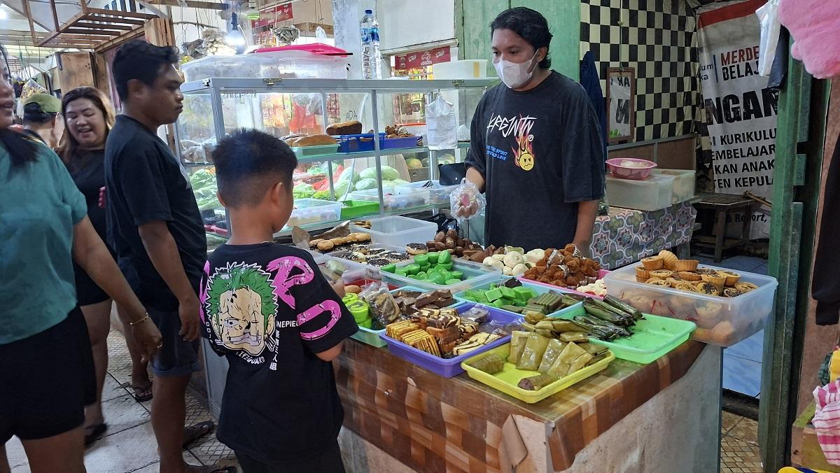 Penjual-kue-tradisional-di-pasar-Towoe-Kabupaten-Kepulauan-SangiheSabtu-1712026.jpg