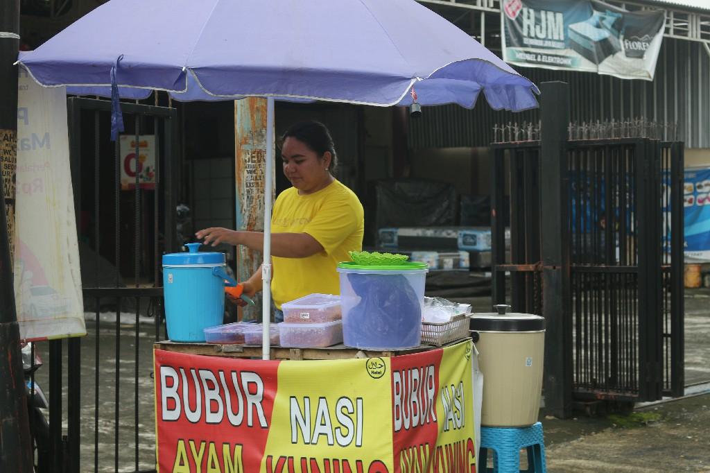 Penjual-nasi-kuning-enak-Rp-5000-per-bungkus-di-Jalan-Wolter-Mongisidi0.jpg