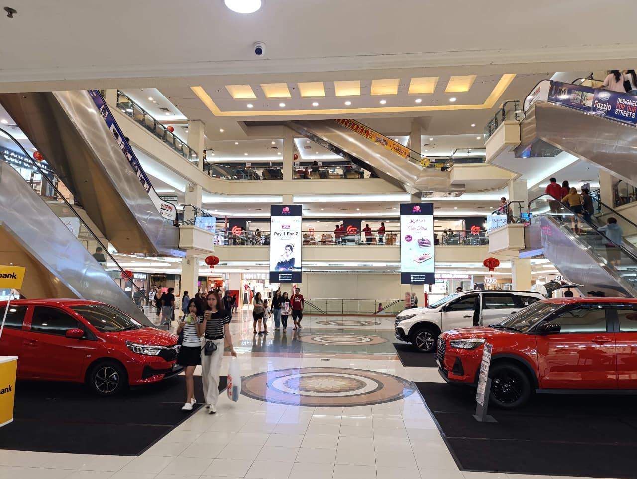 Penjualan-Anjlok-Pameran-mobil-di-atrium-sebuJGHJGH8KK.jpg