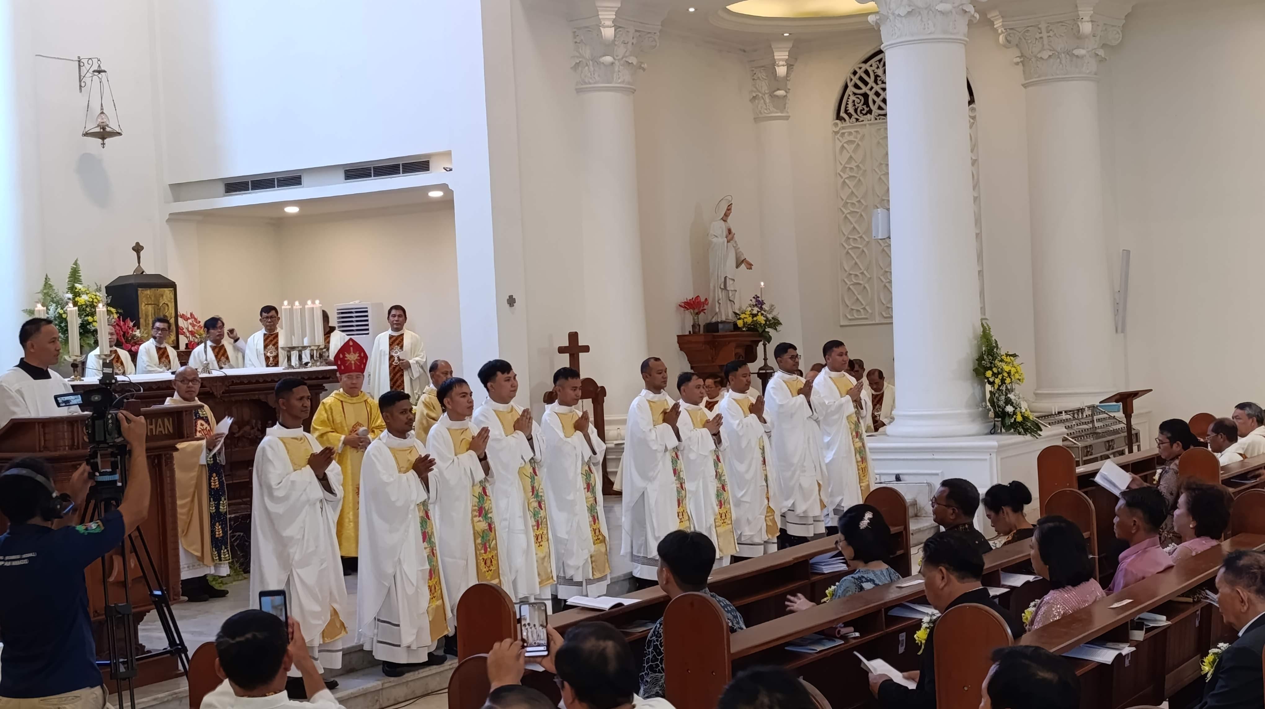 Pentahbisan-10-Imam-baru-Keuskupan-Manado-di-Gereja-Hati-TJGHJHGJ98JHJ.jpg