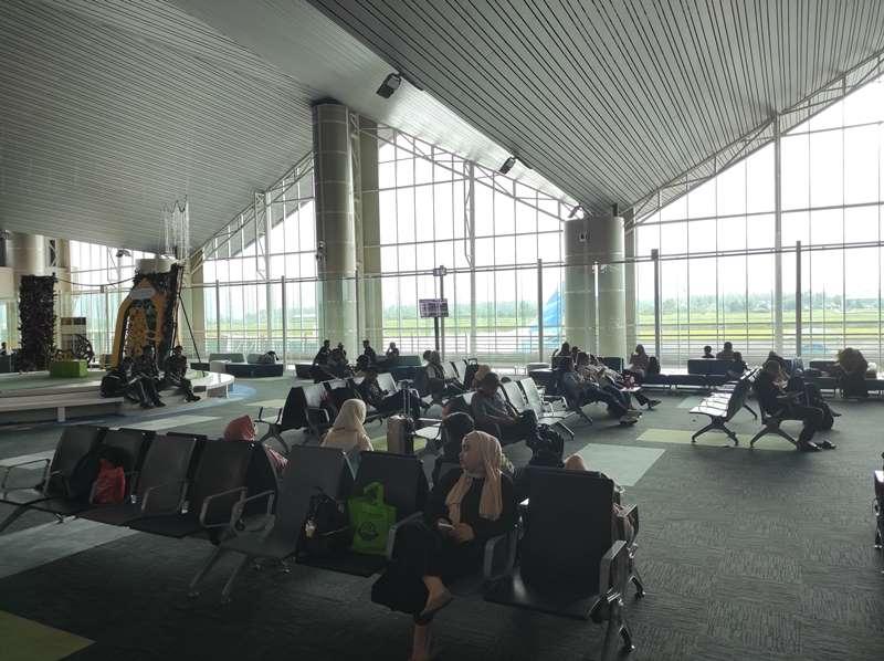 Penumpang-menunggu-keberangkatan-di-terminal-Bhghgf.jpg