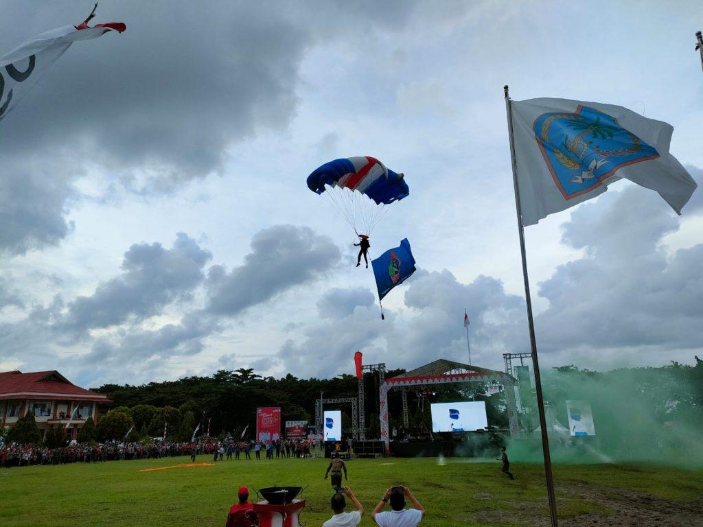 Penutupan Porprov Sulut 2022 di Bolaang Mongondow Dimeriahkan Atraksi Terjun Payung