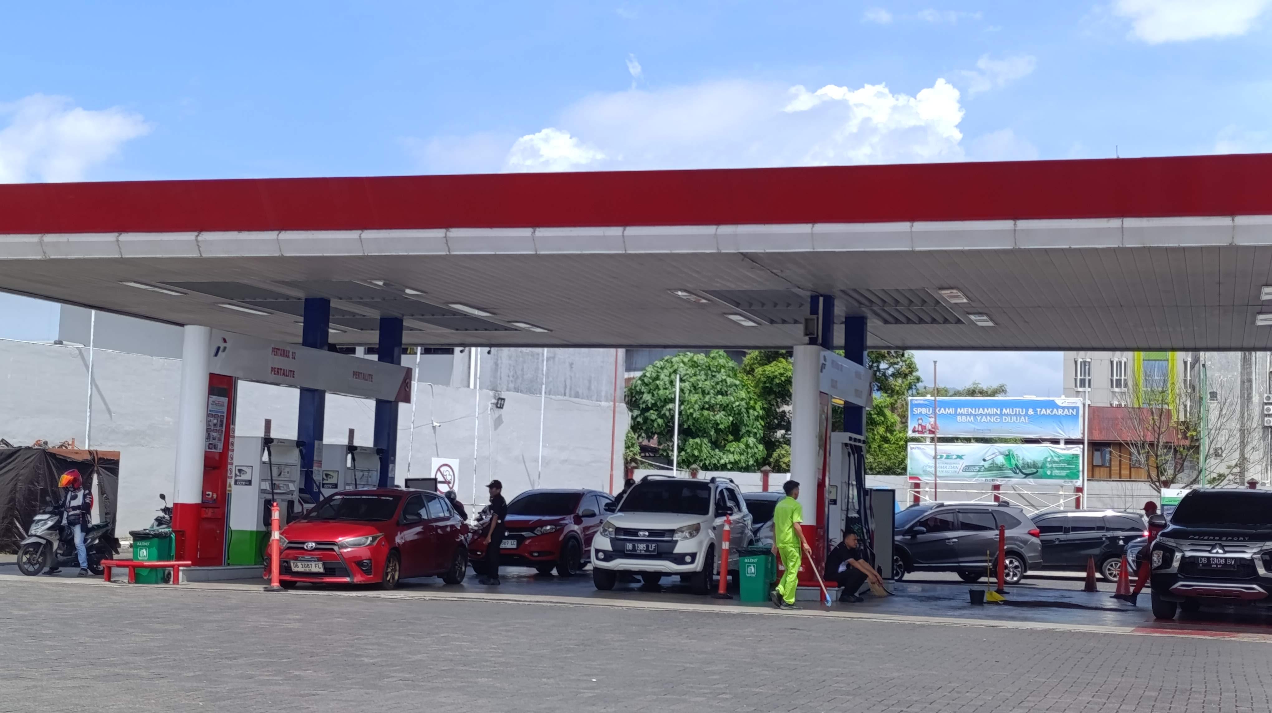 Penyaluran-BBM-di-SPBU-COCO-Jalan-Pierre-Tendean-Boulevard-Manado-beberapa-waktu-lalu.jpg