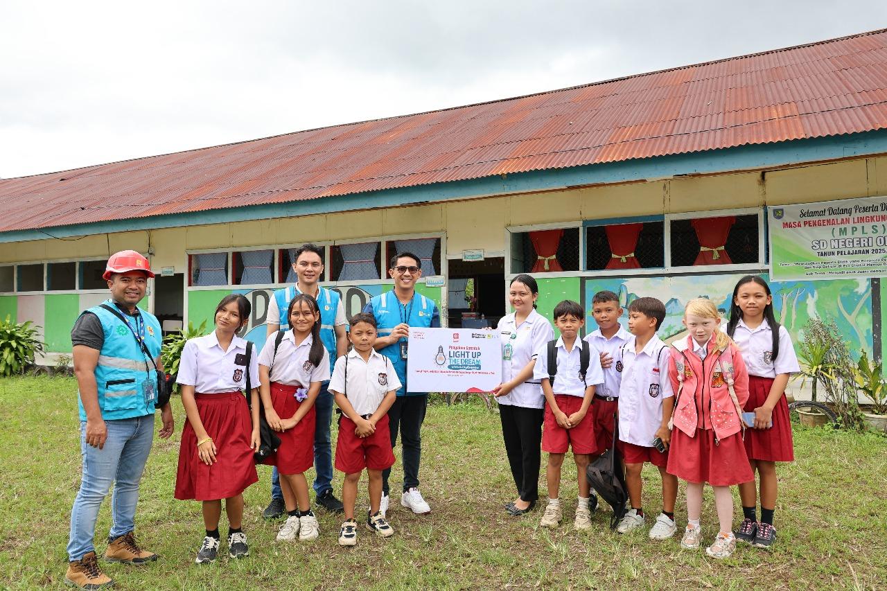 Penyambungan-listrik-gratis-oleh-PLN-di-SDN-Oboy-Bolmong.jpg