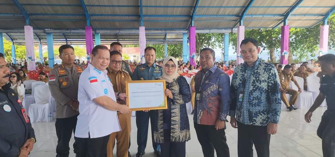 Penyerahan-Penghargaan-Direksi-BPJamsostek-kepada-Bupati-Talaud-Elly-E-Lasut.jpg
