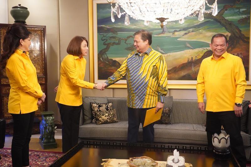 Airlangga Hartarto Serahkan SK untuk Elly-Michaela, Partai Golkar Sulut Minta Semua Kader Patuh