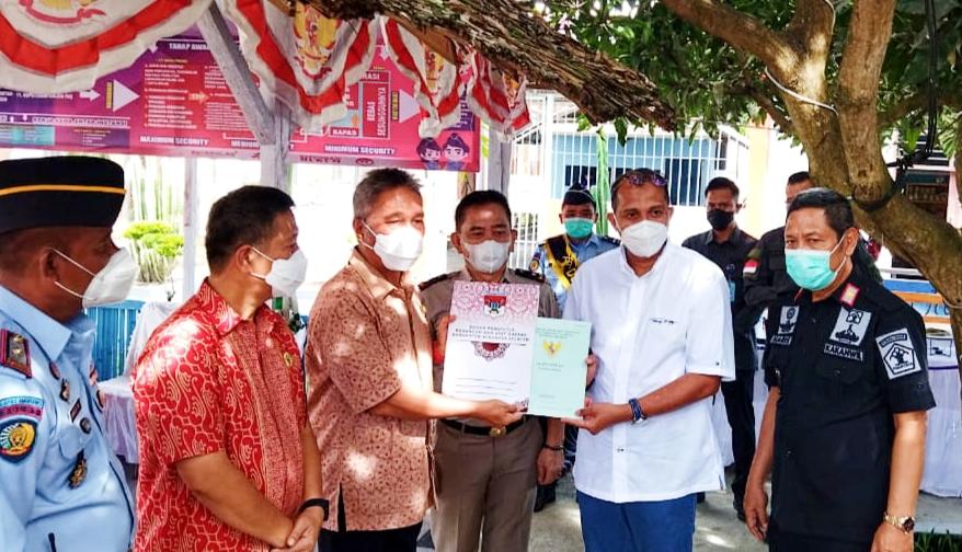 Penyerahan-Sertifikat-lahan-Lapas-Kelas-III-Amurang-oleh-Bupati-Wongkar-kepada-Wamenkumham.jpg