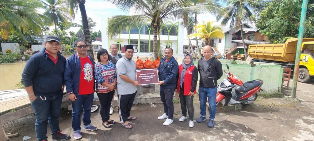 Penyerahan-bantuan-CSR-Telkomsel-untuk-korban-banjir-di-Manado-fgjjjghjg.jpg