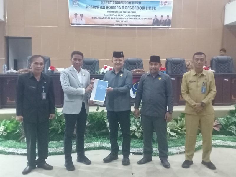 Penyerahan-dokumen-Nota-Keuangan-Ranperda-APBD-Boltim-2023-FotoRafsan-Damopoliihdgh.jpg