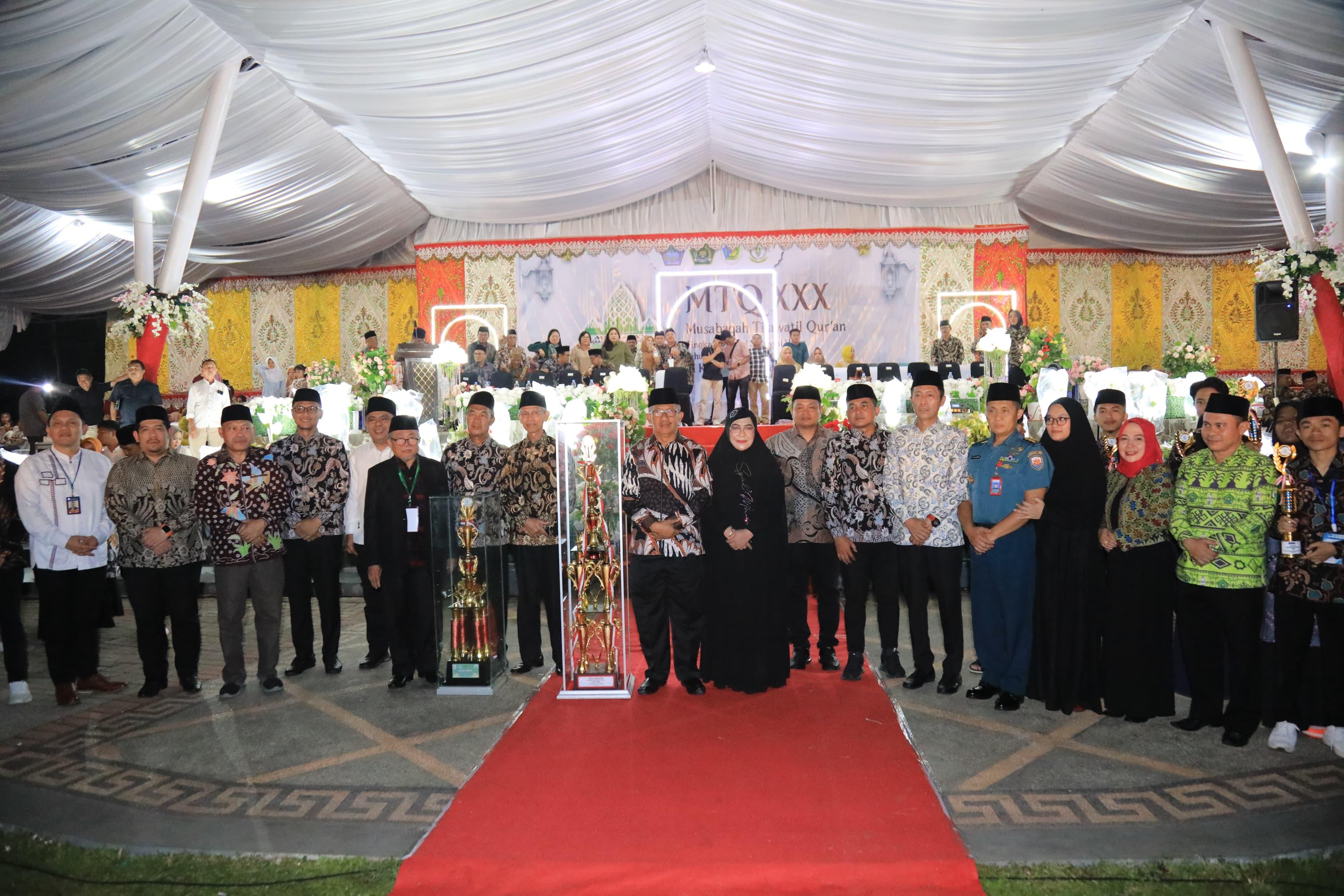 Penyerahan-hadiah-MTQ-ke-30-tingkat-provinsi-oleh-pemerintah-Kotamobagu.jpg