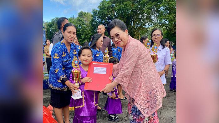 Penyerahan-hadiah-oleh-Pj-Bupati-Sangihe-dr-Rinny-Tamuntuan-kepada-anak-TK.jpg