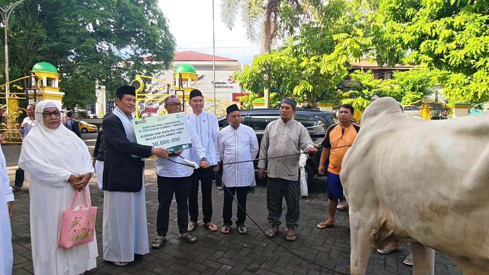 Penyerahan-hewan-kurban-oleh-Pemimpin-Wilayah-Pegadaian-V-Maksum-kepada-Ketua-BTM-Masjid.jpg