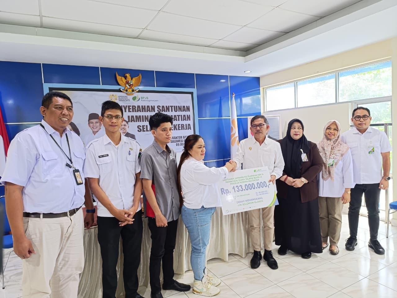 Penyerahan-santunan-untuk-keluarga-aKHGKHJK.jpg