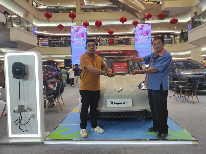 Penyerahan-unit-mobil-listrik-Wuling-Binguo-kepadahfghfghf.jpg