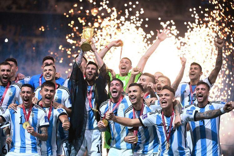 Penyerang-Argentina-Lionel-Messi-mengangkat-trofi-Piala-Dunia-2022-Qatar.jpg