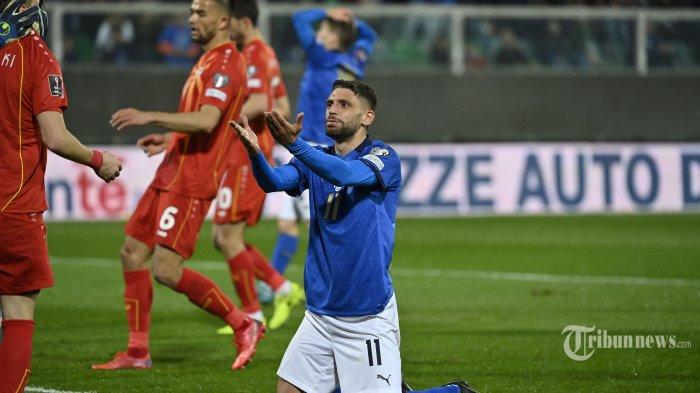 Penyerang-Italia-Domenico-Berardi-bereaksi-setelah-kehilangan-peluang-gol.jpg