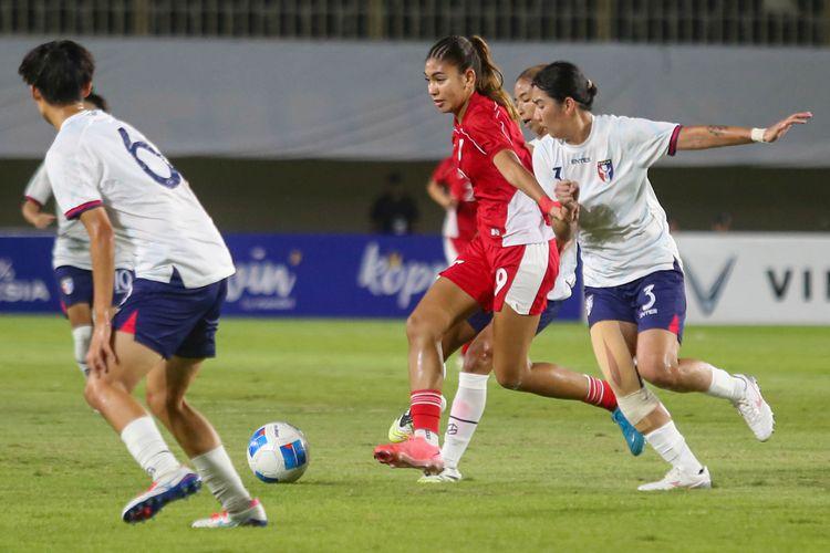 Penyerang-Timnas-Putri-Indonesia-Claudia-Scheunemmann-kedua-kanan.jpg