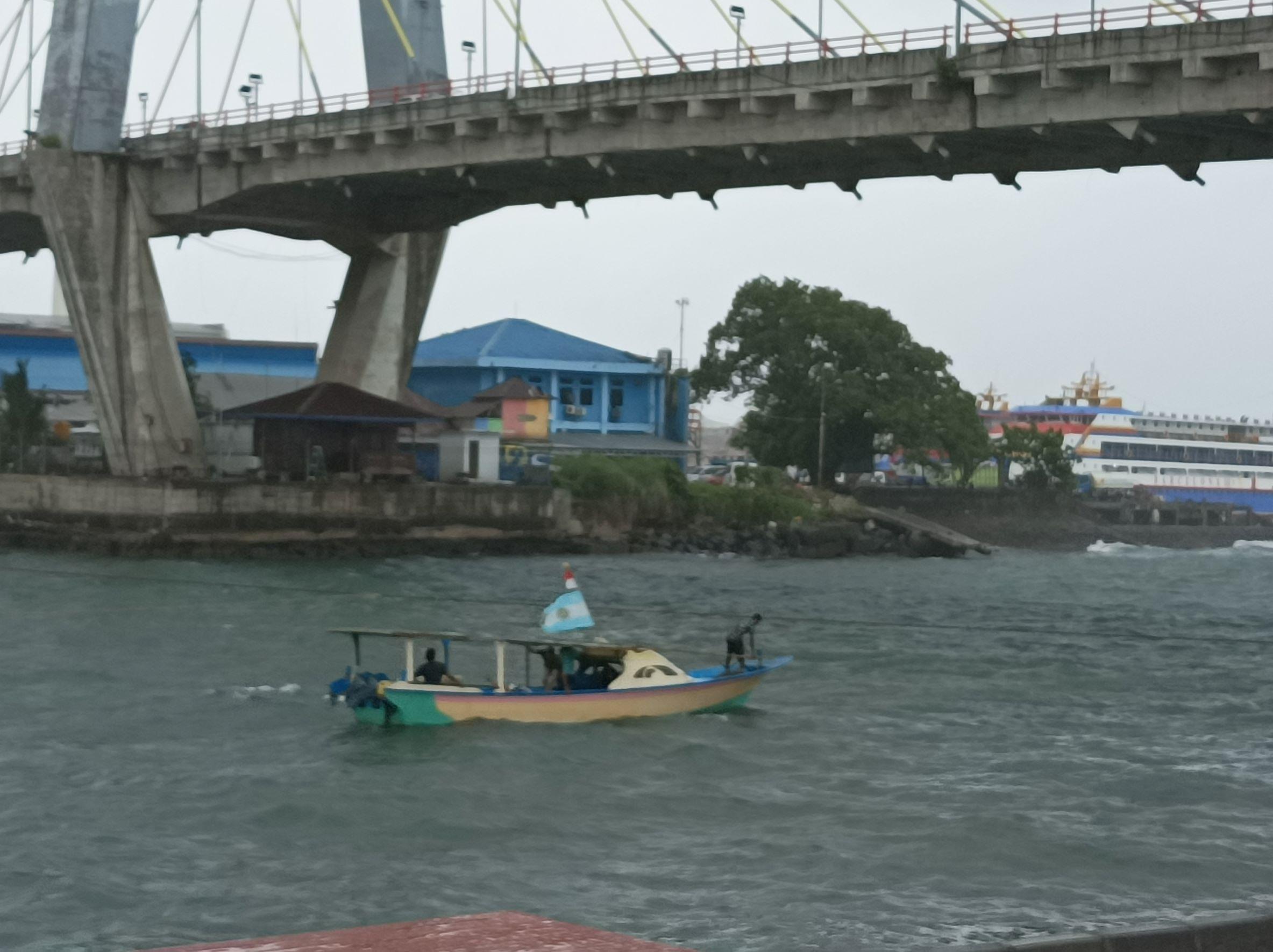 Perahu-di-Manado-yang-pasang-bendera-Argentina-menantang-badai-di-Selat-Manado-foto-sendiri.jpg