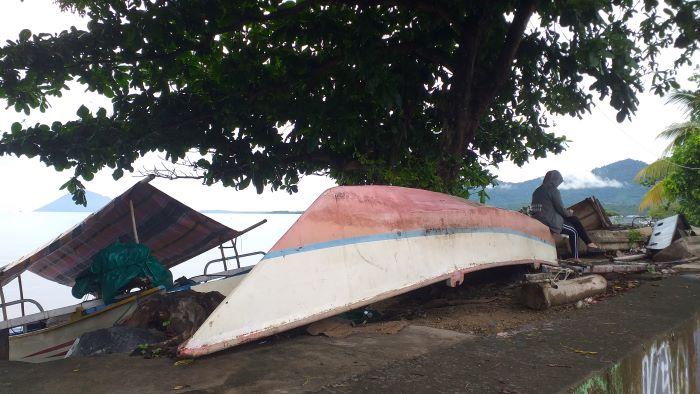 Nelayan di Manado Sulawesi Utara Sandarkan Perahu di Tanggul Pemecah Ombak, Ini Sebabnya