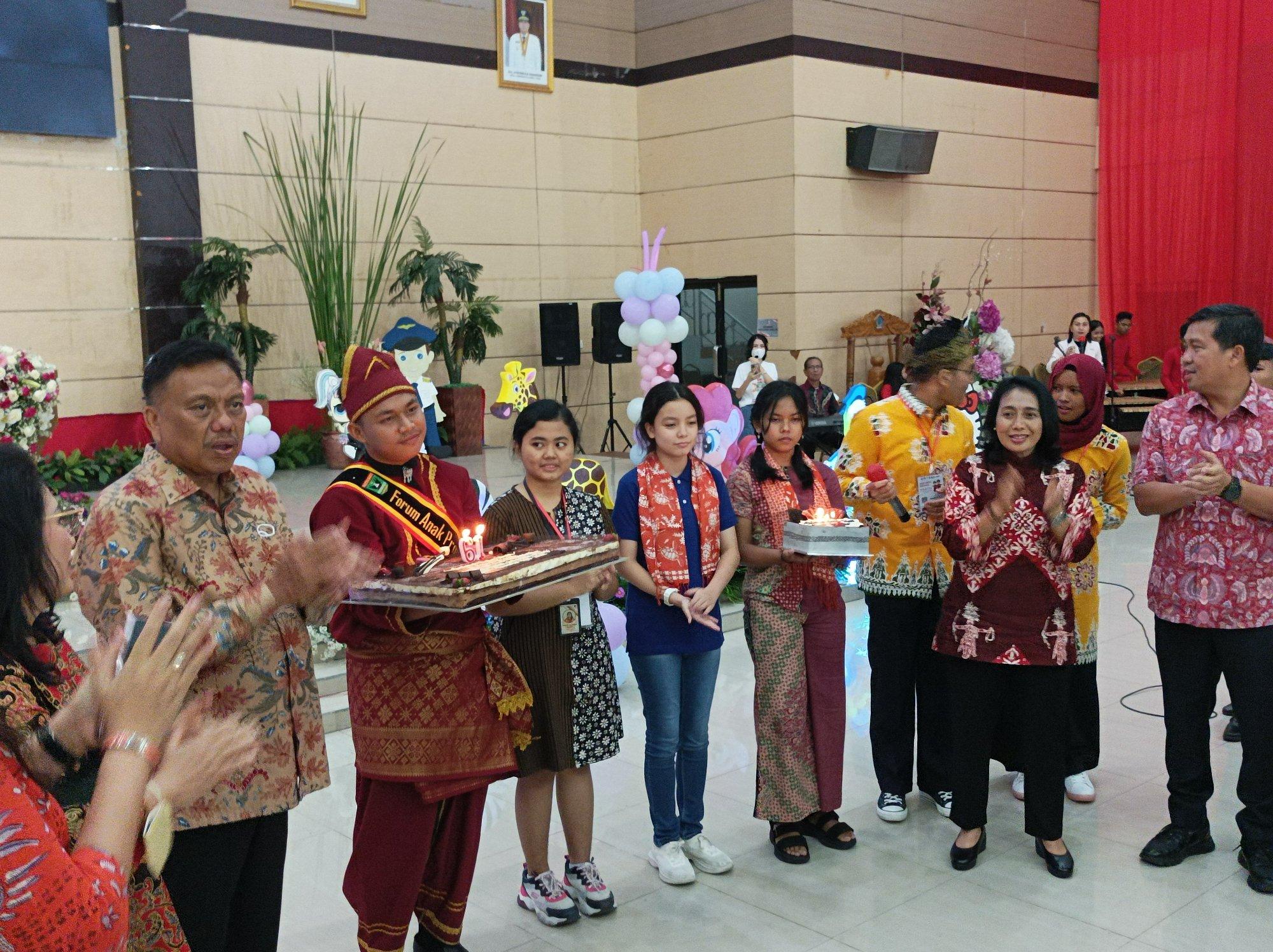 Gubernur Olly Dondokambey dapat Ucapan Selamat HUT ke-61 dari Delegasi Anak- Anak se-Indonesia