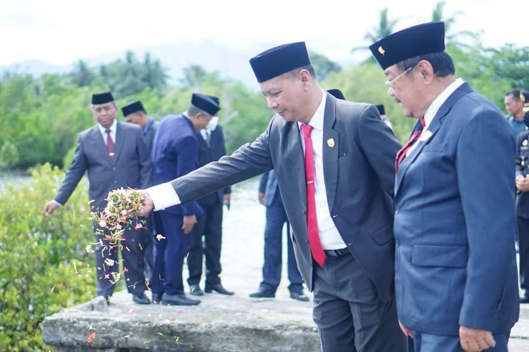 Peringati-Hari-Pahlawan-Pemkab-Bolmut-Sulawesi-Utara-Ziarah-Tabur-Bunga-di-Pelabuhan-Boroko.jpg