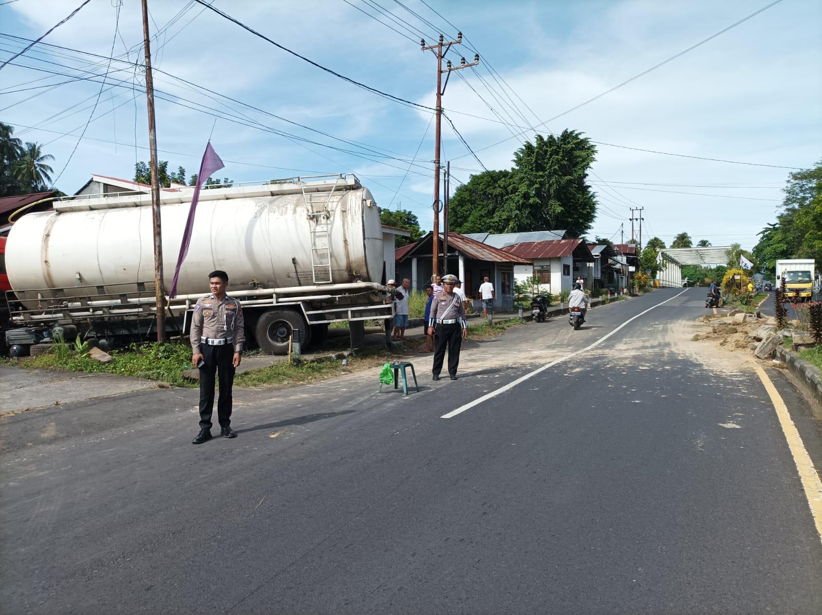 Situasi di Jalan Raya Minsel Sulawesi Utara, Polisi Atur Lalu Lintas di TKP Kecelakaan Truk Semen