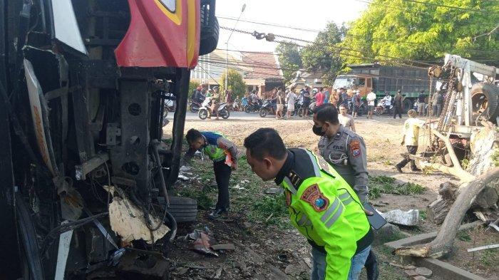 Personel-Satlantas-Polres-Probolinggo-tengah-melakukan-olah-TKP-kecelakaan-bus-Madu-Kismo.jpg