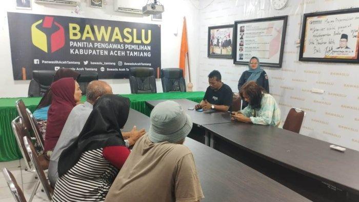 Perwakilan-massa-saat-diterima-Ketua-Bawaslu-Aceh-Tamiang-Imran-Rabu-1422024-dini-hari.jpg
