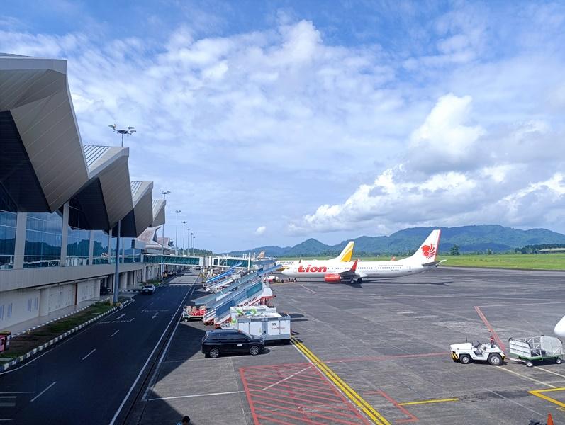 Pesawat-di-apron-Bandara-Internasional-Sam-Ratulangi-Manado-FGHFGHGF78HJHJ78768JH7.jpg