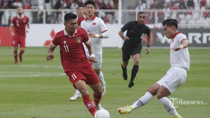 Pesepak-bola-Indonesia-Dendy-Sulistyawan-berebut-bola-sama-pesepak-bola-Vietnam.jpg