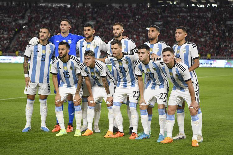 Pesepka-bola-Timnas-Argentina-berfoto-bersama-jelang-pertandingan-persahabatan-FIFA-Match-Day.jpg
